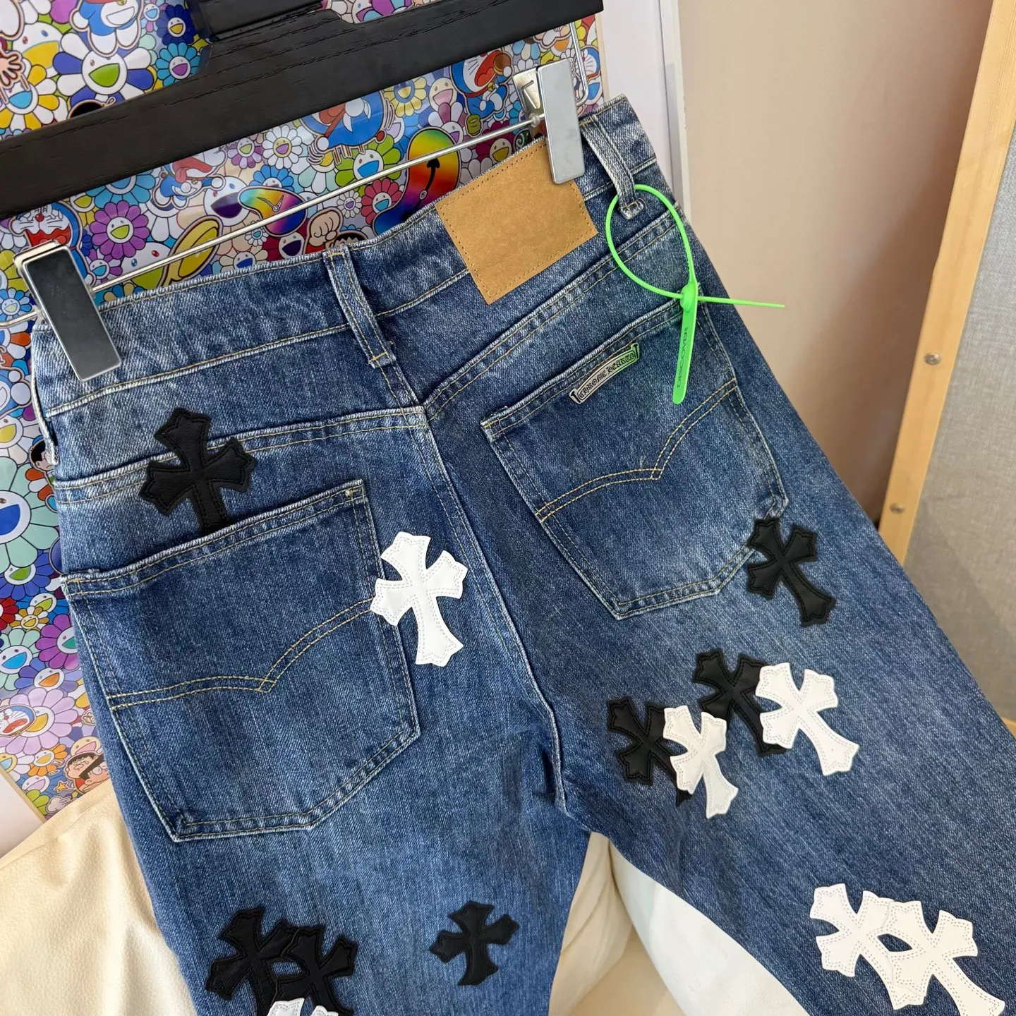 P260 Style number: D346 ChromeHearts Chrome washed blue and black and white leather straight pants, ceiling-level jeans, a pair is hard to find at the counter‼ ️About Zangyin✅This is an extremely luxurious fashion brand that can also be called the aristocracy of the high street. It has always been an exclusive brand for some hipsters or rich second generations. The color of this model is already very eye-catching by using a unique washed material. It is decorated with pink patch cross flowers, which cleverly highlights the charm of the brand. Secondly, this model adopts a classic high-waist cut design, which highlights the long legs and fashionable temperament of the upper body. The brand is highly recognizable and the slim-fitting configuration is more suitable for daily wear. The personality will be fashionable and the specifications can be seen at a glance. Materials and technology ✅ Needless to say, this point goes without saying. As an excellent craftsman brand, Zangyin's requirements for details and craftsmanship are really perfect. The washed color of this model has gone through a lot of processes, not to mention the embellishment of the denim appliqués. It is also purely handmade and sewn. Just like what they believe in, only handmade things have soul and have the meaning of wearing. A top-notch heavy-duty fashionable denim item, recommended by both hands‼ ️ Size: 28, 30, 32, 34, 36 (S-XXL) Color: blue Size reference: Pants length 100 102 104 106 106 Waist 72 76 80 84 88 Recommended weight S (about 130 pounds) M (about 120 pounds) L (about 140 pounds) XL (about 165) XXL (about 185)